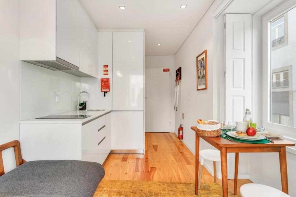 Host Wise - Lovely Shinny Flats With Balcony - Clerigos Porto Bagian luar foto