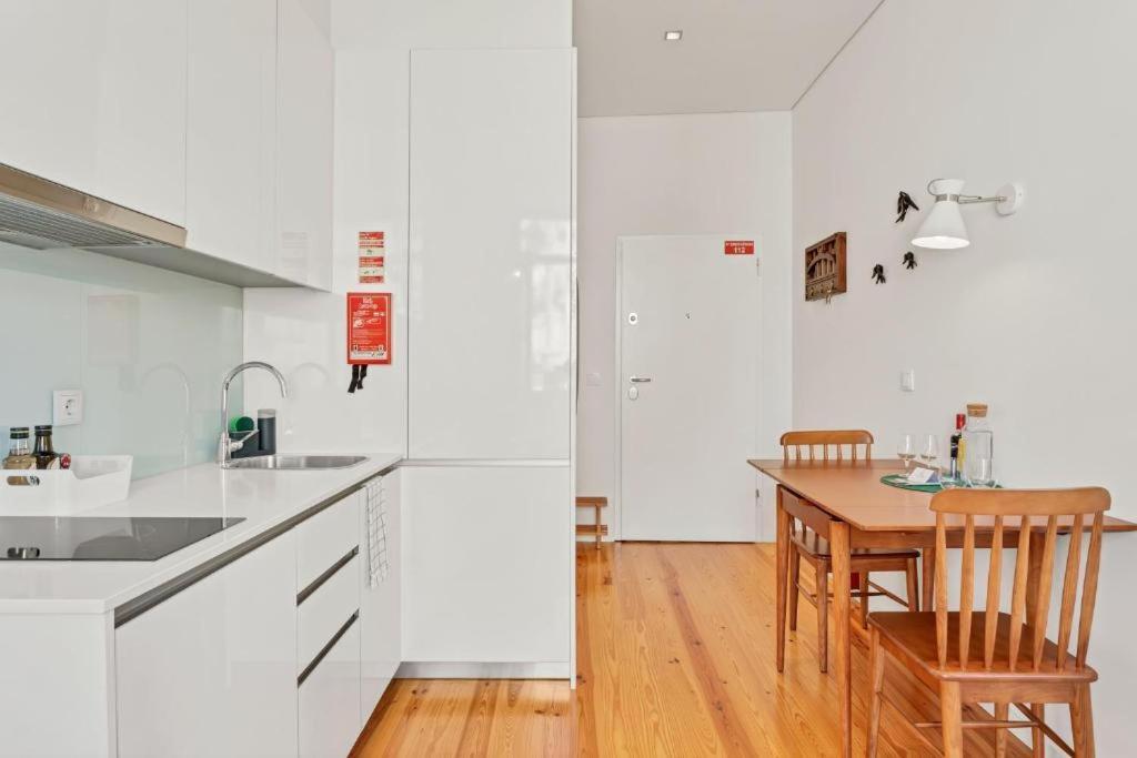 Host Wise - Lovely Shinny Flats With Balcony - Clerigos Porto Bagian luar foto