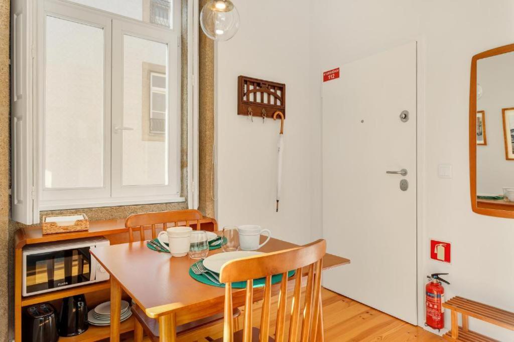 Host Wise - Lovely Shinny Flats With Balcony - Clerigos Porto Ruang foto